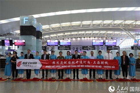 中國(guó)駐越南大使館經(jīng)商處參贊李振民等兩國(guó)嘉賓為儀式剪彩。 人民網(wǎng)記者 楊曄攝