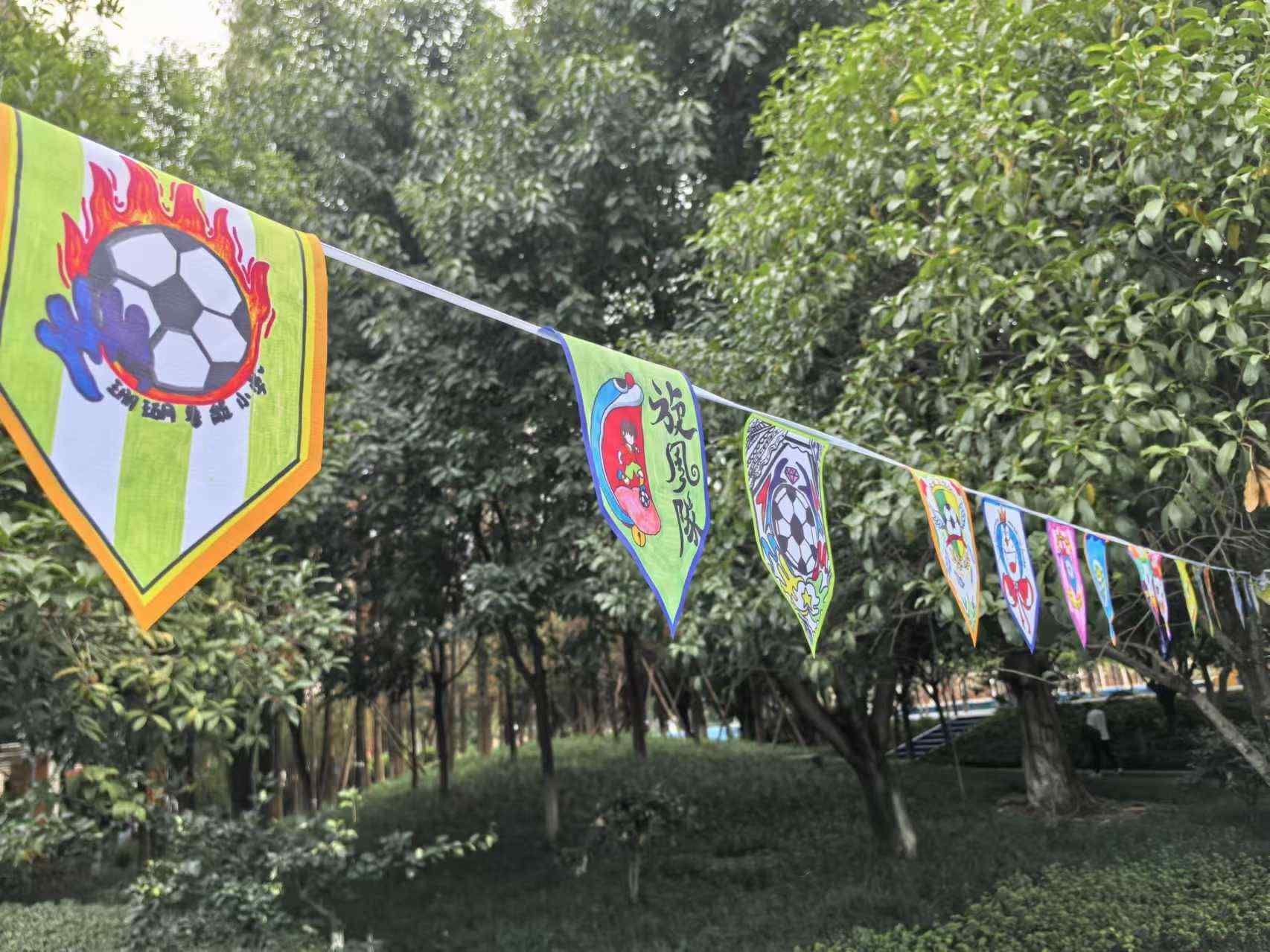 珊瑚魯能小學(xué)學(xué)生們手繪的“班超”隊(duì)徽。 人民網(wǎng)記者 楊磊攝