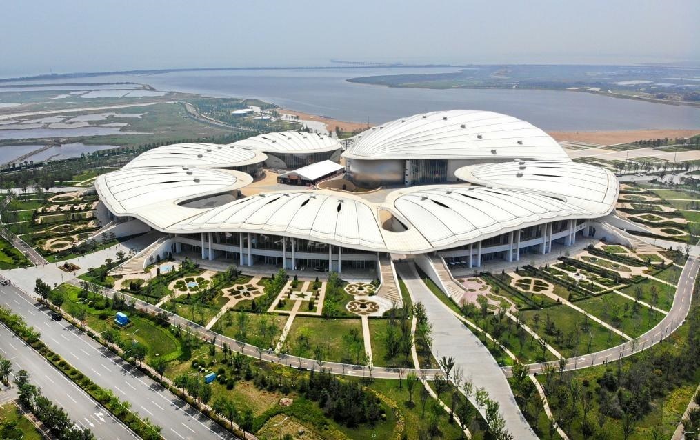 位于中國(guó)—上海合作組織地方經(jīng)貿(mào)合作示范區(qū)的青島·上合之珠國(guó)際博覽中心（2024年7月18日攝，無(wú)人機(jī)照片）。新華社記者李紫恒 攝