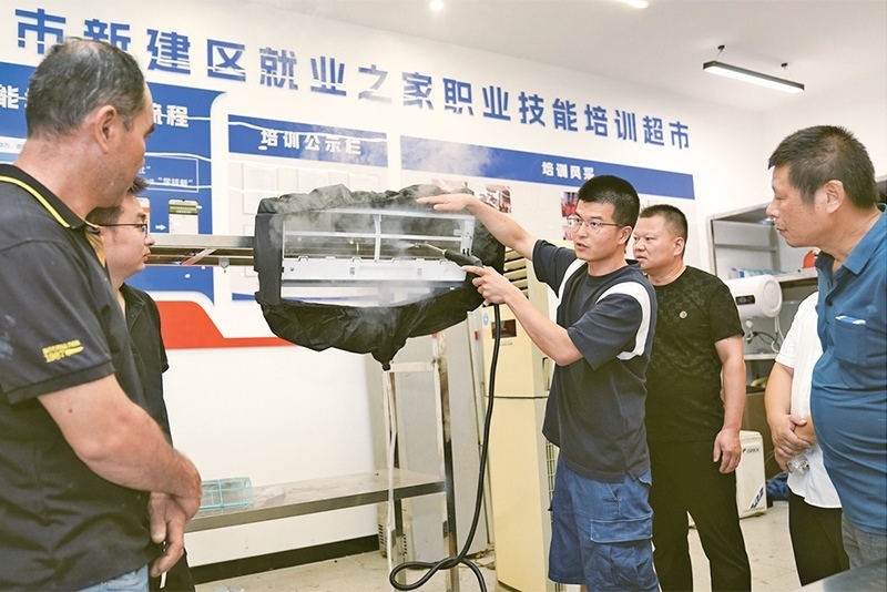 黨的二十屆三中全會(huì)強(qiáng)調(diào)，要健全終身職業(yè)技能培訓(xùn)制度。圖為2024年9月12日一位老師在給學(xué)員進(jìn)行家電清洗技術(shù)培訓(xùn)。 新華社記者 萬(wàn)象/攝