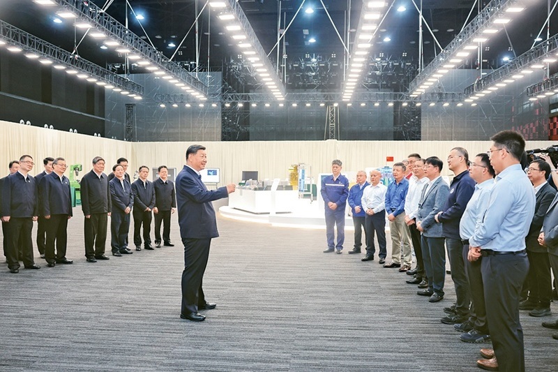 2024年10月17日至18日，中共中央總書(shū)記、國(guó)家主席、中央軍委主席習(xí)近平在安徽考察。這是17日下午，習(xí)近平在合肥濱湖科學(xué)城考察時(shí)，同現(xiàn)場(chǎng)科研人員和企業(yè)負(fù)責(zé)人親切交流。 新華社記者 鞠鵬/攝