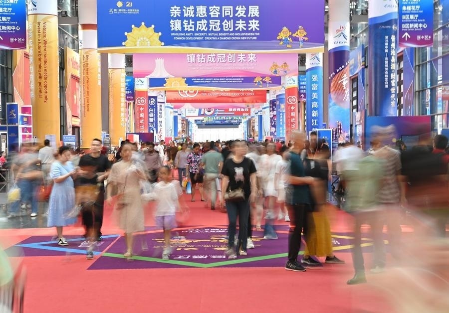 2024年9月28日，觀眾在廣西南寧市舉行的第21屆中國—東盟博覽會上參觀。新華社記者 周華 攝