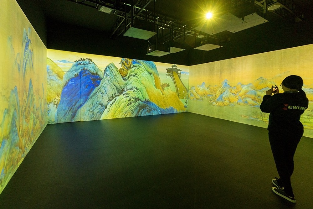 2019年1月29日，上海，市民在“千里江山圖科技藝術(shù)展”上參觀北宋名畫(huà)《千里江山圖》的AR全景展示并打卡拍照。