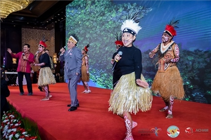 山東濟寧職業(yè)技術(shù)學(xué)校印尼巴布亞留學(xué)生演唱與大使一起演唱巴布亞傳統(tǒng)歌曲。印尼駐華大使館供圖