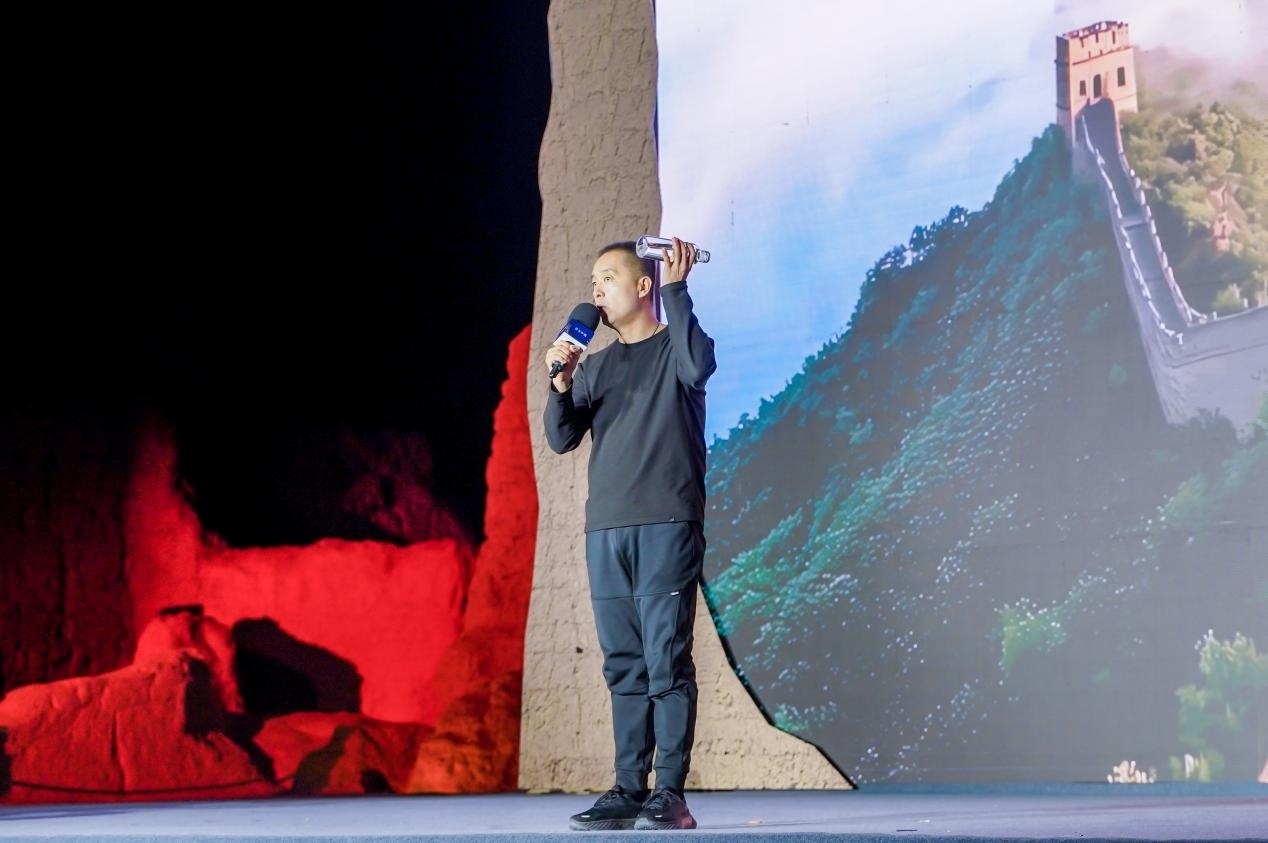 李剛在“何以中國·五星出東方”網(wǎng)絡(luò)主題宣傳活動(dòng)現(xiàn)場(chǎng)演講。人民視頻供圖