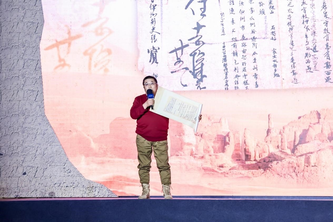 徐東良在“何以中國·五星出東方”網(wǎng)絡(luò)主題宣傳活動(dòng)現(xiàn)場(chǎng)演講。人民視頻供圖