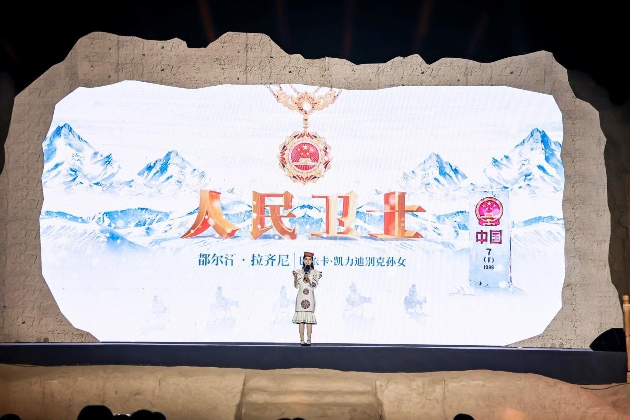 都爾汗·拉齊尼在“何以中國·五星出東方”網(wǎng)絡(luò)主題宣傳活動(dòng)現(xiàn)場(chǎng)演講。人民視頻供圖