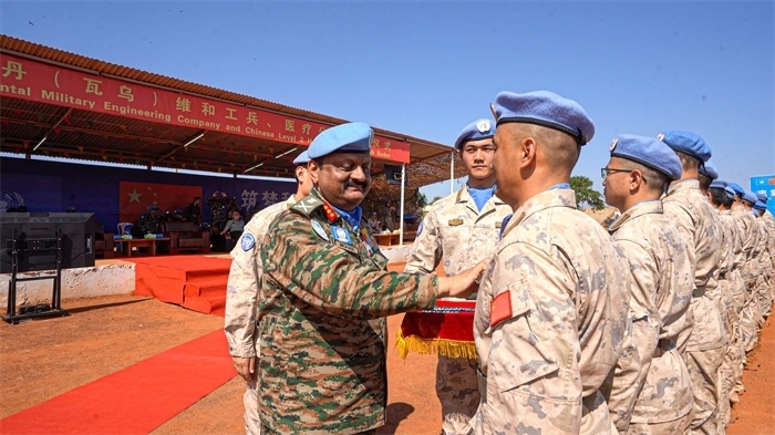 聯(lián)南蘇團(tuán)部隊(duì)司令莫漢中將為維和官兵授勛。秦貴君攝