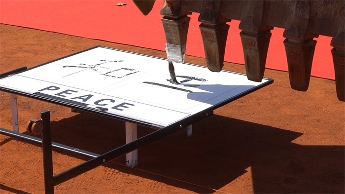 工程機(jī)械表演寫書法。王皓宇攝