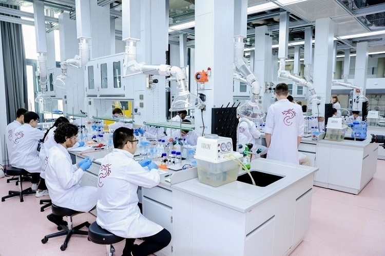 中外學(xué)生同堂做實(shí)驗。深北莫供圖