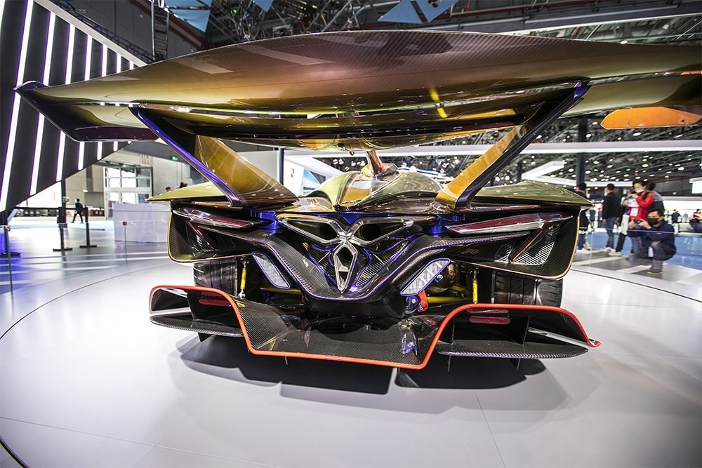 2020年11月5日，上海，來(lái)自德國(guó)的全球首款全碳纖維跑車亮相進(jìn)博會(huì)。該車總重量只有1250KG。