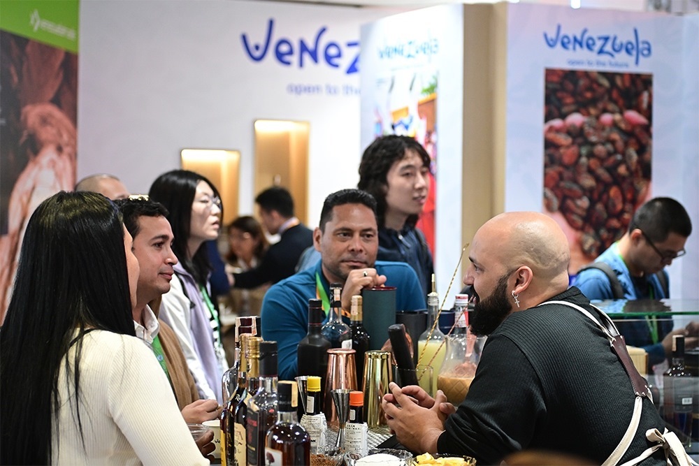 2023年11月9日，上海，觀眾在進(jìn)博會(huì)委內(nèi)瑞拉館參觀、交流、洽談。