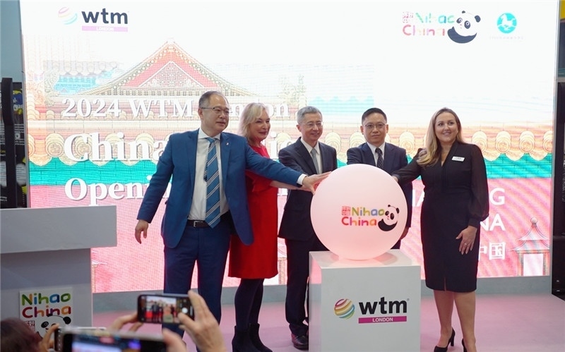中外嘉賓為中國館開幕點亮水晶球。吳若鳴攝
