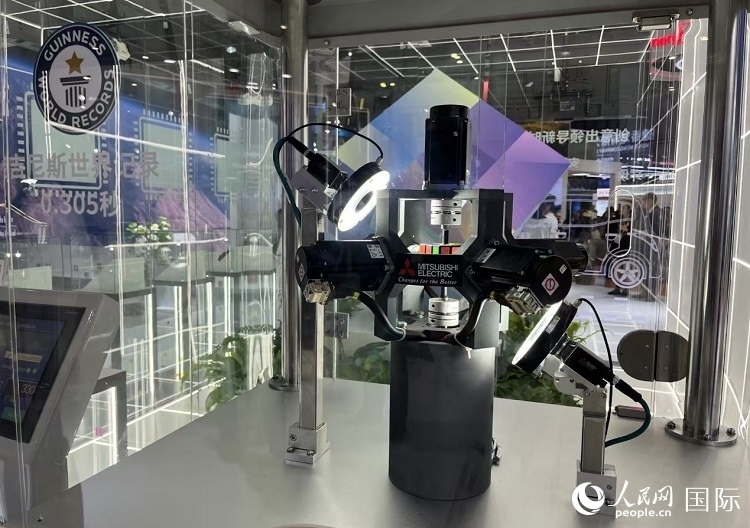 三菱電機(jī)開(kāi)發(fā)的魔方機(jī)器人是吉尼斯世界紀(jì)錄保持者。人民網(wǎng)記者 陳思攝