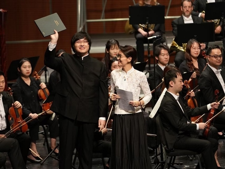 小澤征良向俞潞贈送小澤征爾使用過的《第五交響曲》樂譜。演出方供圖