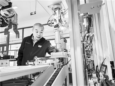 郭海青在檢查車(chē)床加工設(shè)備。 受訪(fǎng)者供圖