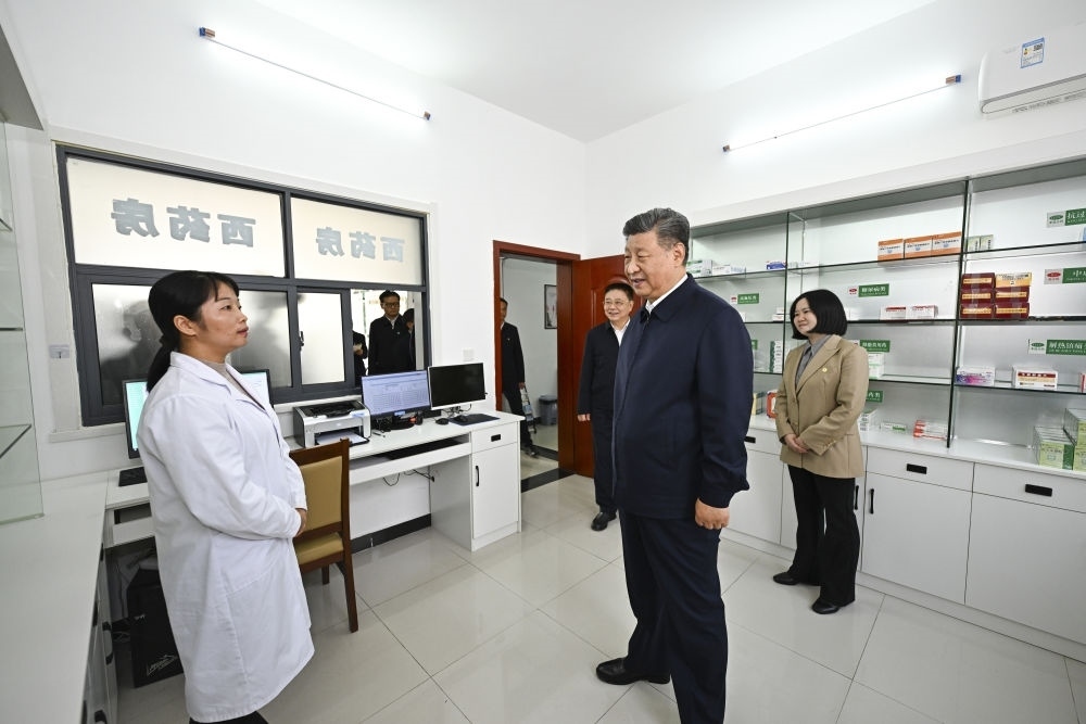 2024年11月5日，習(xí)近平在湖北省咸寧市嘉魚縣潘家灣鎮(zhèn)四邑村衛(wèi)生室考察。習(xí)近平指出：“要進(jìn)一步加強(qiáng)黨建引領(lǐng)，抓住‘一老一小’這個重點(diǎn)，更加精準(zhǔn)有效地為群眾排憂解難?！? width=