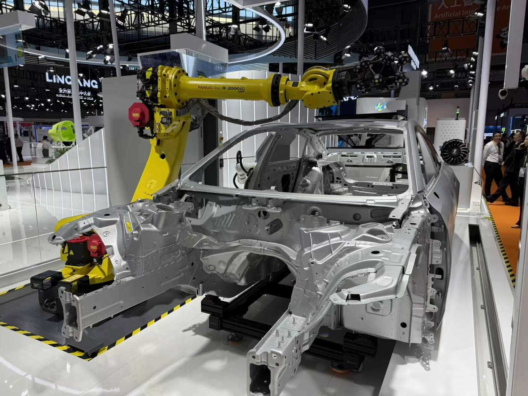 在汽車制造展區(qū)，高精度智能檢測裝備正在模擬檢測汽車車身。人民網(wǎng)記者 王仁宏攝