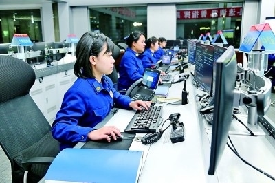  廣東省廣州市消防救援支隊指揮中心的接警調度員24小時待命。圖片由國家消防救援局提供