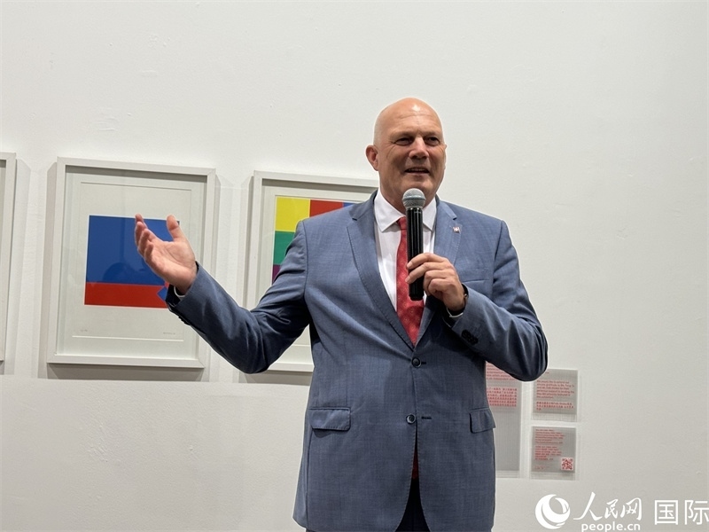 11月8日，瑞士駐華大使白瑞誼在“瑞士經(jīng)典設計展”開幕式上發(fā)表致辭。（人民網(wǎng) 謝瑩攝）