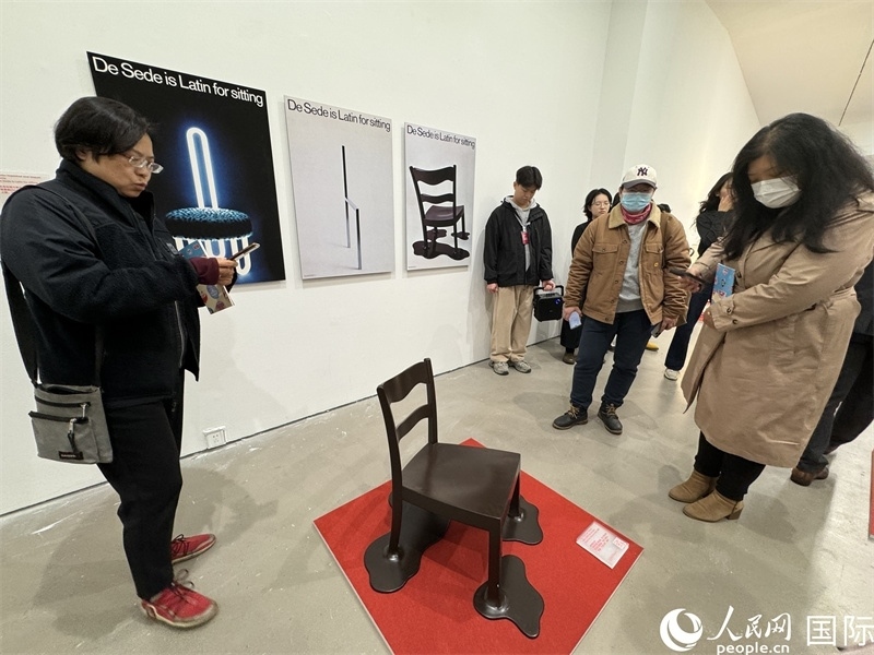 11月8日，觀眾在“瑞士經(jīng)典設計展”作品前駐足欣賞。（人民網(wǎng) 謝瑩攝） 