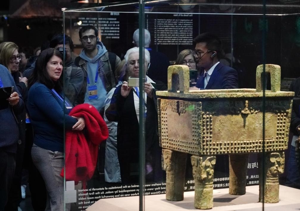 11月6日，中外嘉賓來到中國考古博物館參觀“考古與中華文明溯源展”。該展是本屆世界古典學大會推出的配套活動之一。新華社記者 張晨霖 攝