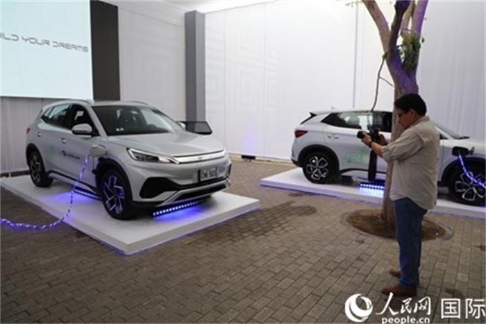 圖為秘魯媒體記者正在拍攝現(xiàn)場(chǎng)展出的比亞迪電動(dòng)汽車(chē)。 人民網(wǎng)記者姜波攝