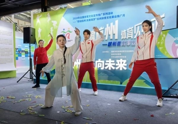 三位奧運冠軍進行陳式太極拳表演。 人民網(wǎng)記者 楊磊攝
