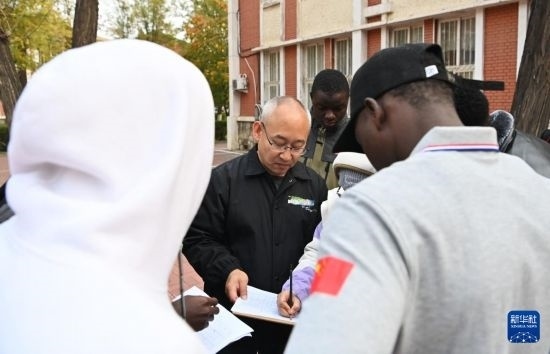 在天津鐵道職業(yè)技術(shù)學(xué)院，老師指導(dǎo)幾內(nèi)亞學(xué)員使用測距儀器（11月11日攝）。新華社記者 李然 攝