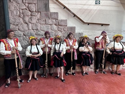 身著傳統(tǒng)服飾的秘魯藝人。本報(bào)記者 張朋輝 攝