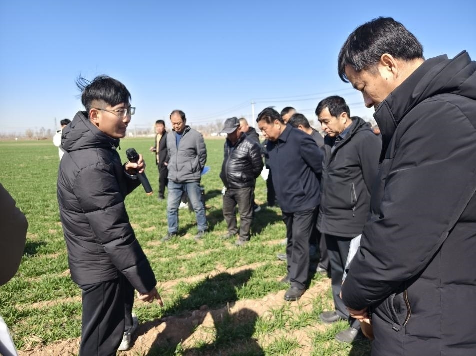 科技小院的“學(xué)生專家”（左一）。受訪者供圖