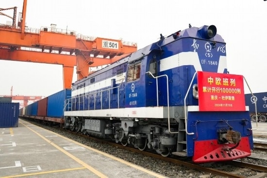 11月15日，X8083次中歐班列（重慶—杜伊斯堡）等待發(fā)車。新華社記者 張子彧 攝
