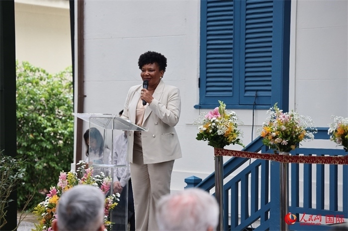 巴西文化部部長梅內(nèi)塞斯在開園儀式上發(fā)表致辭。人民網(wǎng)記者 張志文攝