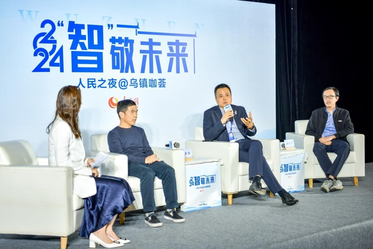 在對話環(huán)節(jié)，之江實(shí)驗(yàn)室高級研究專家潘愛民、伏羲智庫創(chuàng)始人李曉東、麒麟軟件副總經(jīng)理李震寧探討“‘百模大戰(zhàn)’將卷向何方”。人民網(wǎng)記者 任峰濤攝