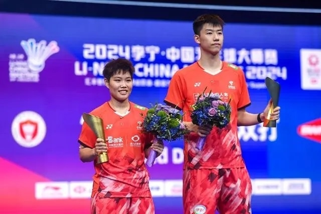 11月24日，馮彥哲/黃東萍（左）在領(lǐng)獎臺上合影。新華社記者 梁旭攝