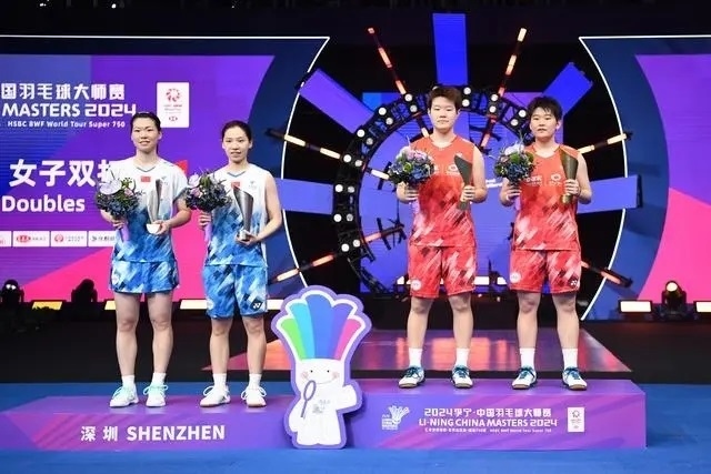 11月24日，劉圣書（右二）/譚寧（右一）與李怡婧/羅徐敏（左一）在頒獎臺上合影。新華社記者 梁旭攝