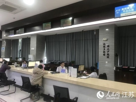 像這樣的“高頻事項(xiàng)一平臺(tái)”辦理專窗，正在江蘇各地基層便民服務(wù)中心鋪開。人民網(wǎng) 俞楊攝