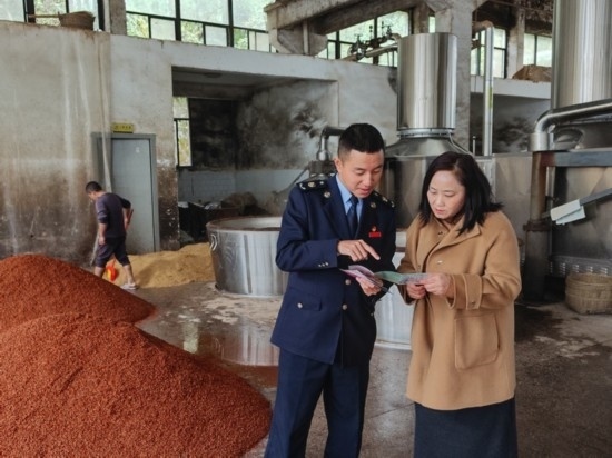 鎮(zhèn)遠(yuǎn)縣稅務(wù)局在酒企宣傳調(diào)研。黔東南州稅務(wù)局供圖