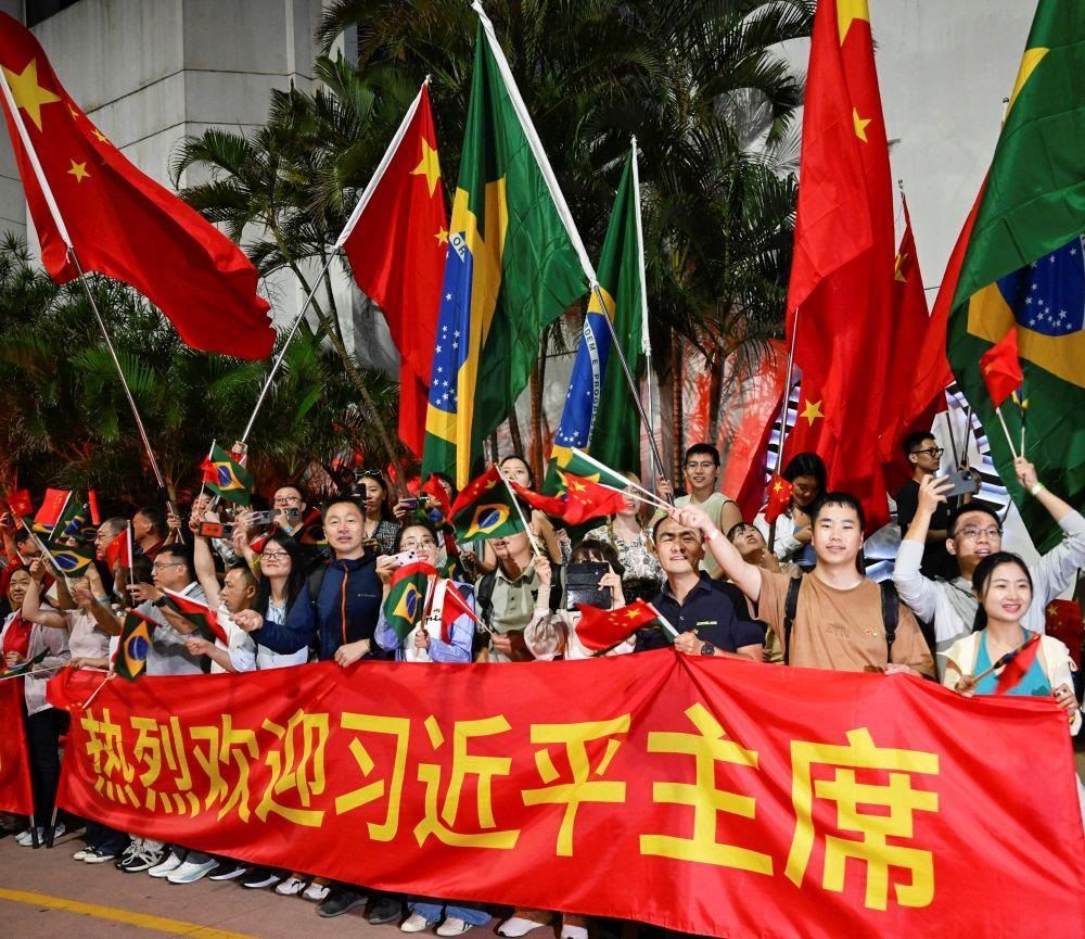  2024年11月，習(xí)近平主席在巴西里約熱內(nèi)盧出席二十國集團(tuán)領(lǐng)導(dǎo)人第十九次峰會(huì)期間，里約熱內(nèi)盧街頭熱情的歡迎人群。