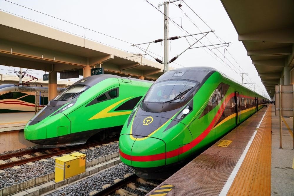 截至2024年7月5日，中老鐵路國際旅客列車?yán)塾?jì)開行滿1000列，極大地便利了沿線民眾出行。