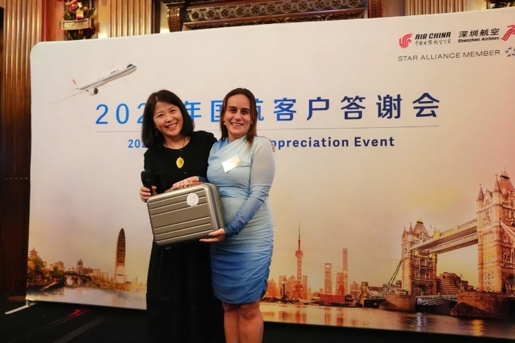 獲獎(jiǎng)嘉賓上臺(tái)領(lǐng)取精美獎(jiǎng)品。吳若鳴攝