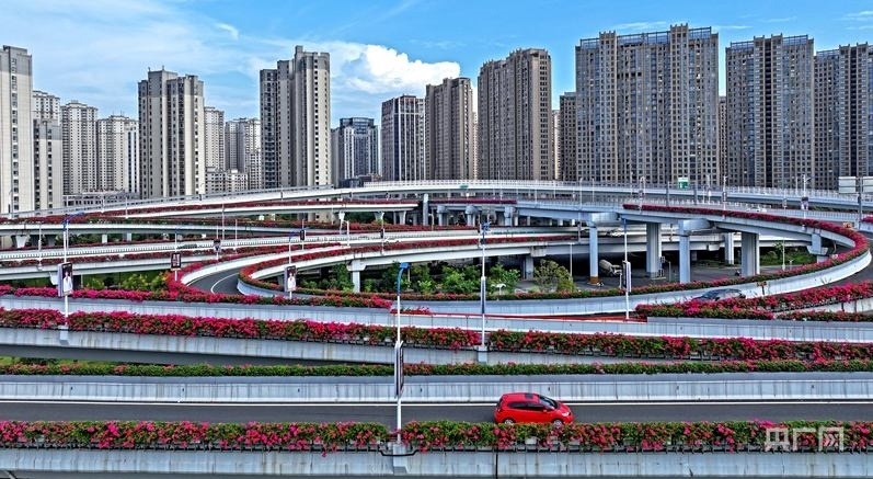 車(chē)輛行駛在贛州新世紀(jì)立交橋上（央廣網(wǎng)發(fā) 劉凱 攝）