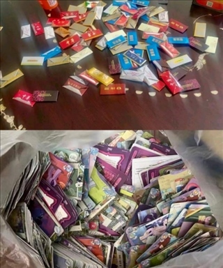 孩子們收集的煙卡、卡牌。受訪者供圖