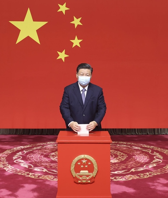 2021年11月5日，習(xí)近平在北京市西城區(qū)中南海選區(qū)懷仁堂投票站參加區(qū)人大代表選舉投票。