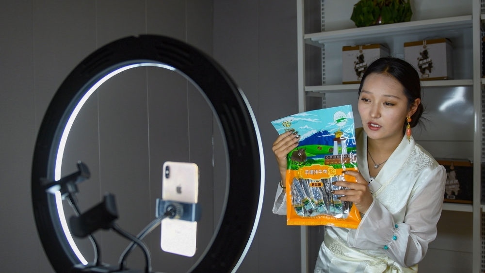 9月24日，果洛藏貢麻村村民多杰吉在進(jìn)行網(wǎng)絡(luò)帶貨直播。（潘彬彬 攝）