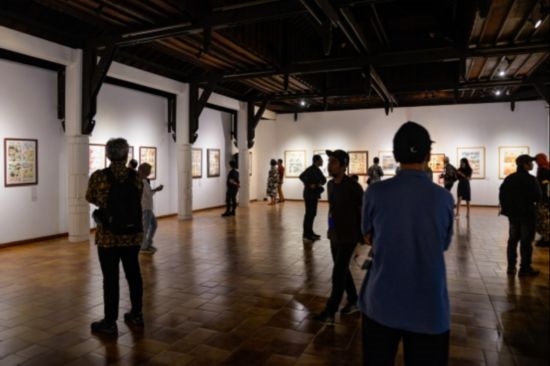 觀眾參觀“東盟-中國(guó)人文交流年”漫畫大賽展覽。記者 徐欽 攝