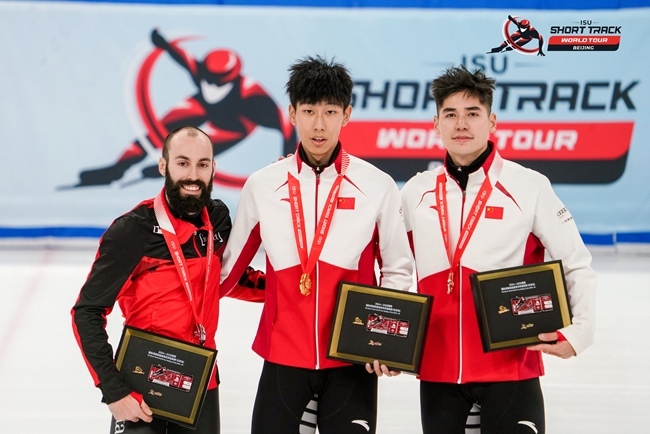 男子500米頒獎儀式，中國選手孫龍(中)奪得冠軍，加拿大選手杜博伊斯(左)獲得亞軍，中國選手劉少昂獲得季軍。賽事組委會供圖