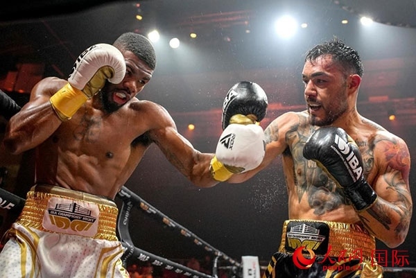 來自剛果民主共和國(guó)的帕特里克·穆卡拉（右）獲得了非洲80公斤級(jí)冠軍。人民網(wǎng) 塔里克·易卜拉欣攝