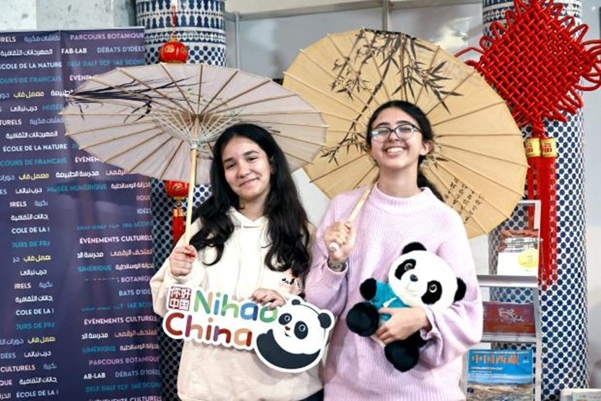 兩名女孩在合影。拉巴特中國文化中心供圖