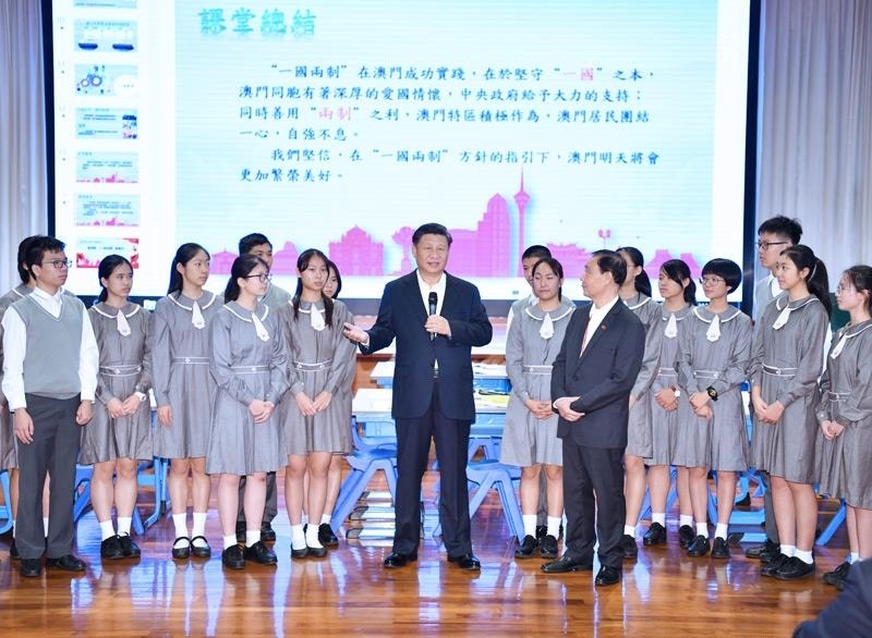 △2019年12月19日，在濠江中學(xué)附屬英才學(xué)校觀摩以“‘一國兩制’與澳門”為題的中國歷史公開課后，習(xí)近平主席走到學(xué)生中間即席發(fā)表重要講話。